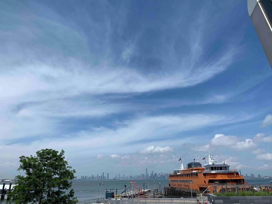 Studio by New York Harbor في Saint George: يتم رسو سفينة رحلات برتقالية على الرصيف