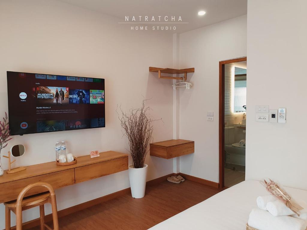 TV a/nebo společenská místnost v ubytování NatRatcha Home Studio