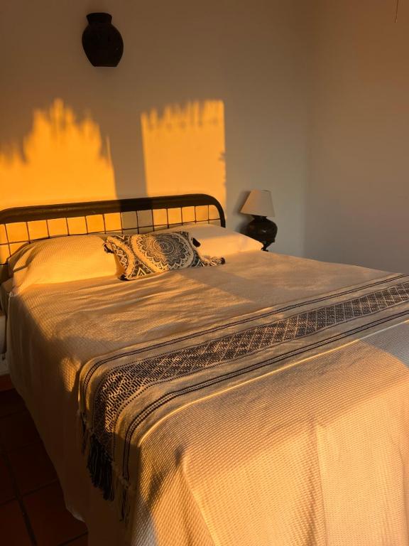 a bedroom with a large bed with a white blanket at Agua Azul la Villa in Santa Cruz Huatulco