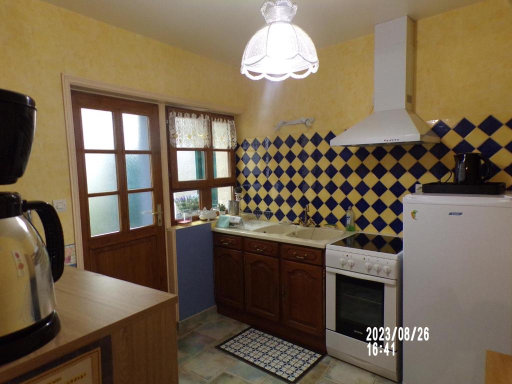 Kuchyň nebo kuchyňský kout v ubytování Le Chandelier