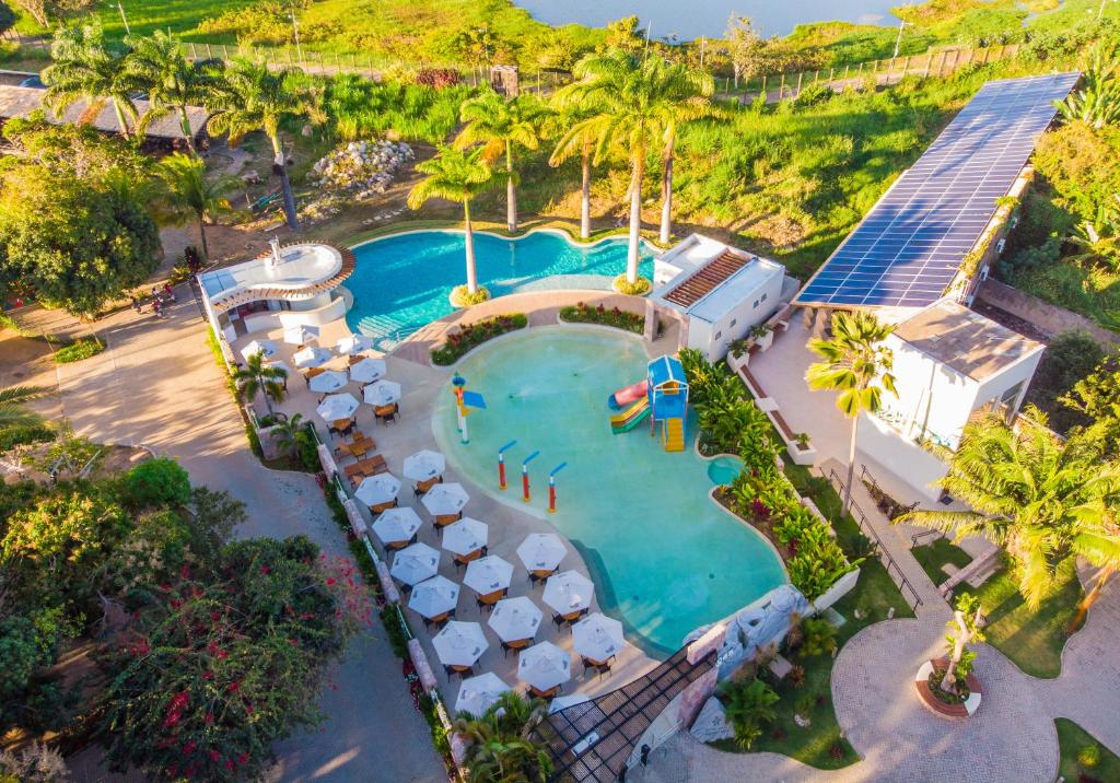 uma vista superior de uma piscina num resort em Hotel Chale Lagoa Dos Ingas em Martins