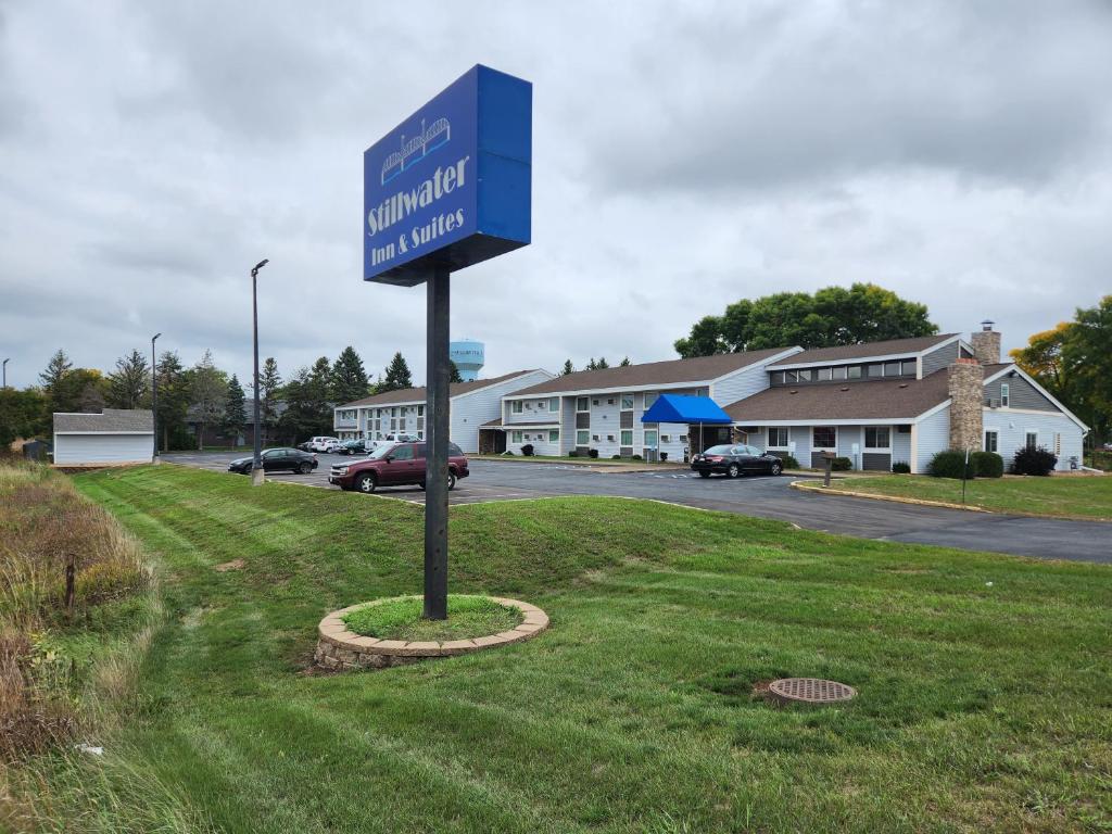 a blue street sign in the middle of a yard at Stillwater Inn & Suites in Stillwater