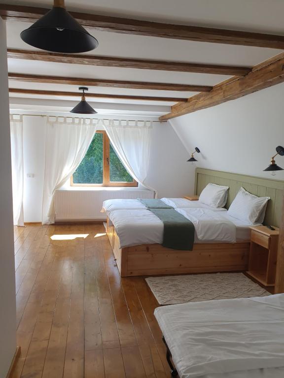 布朗的住宿－Chalet Poarta，一间卧室设有两张床和窗户。
