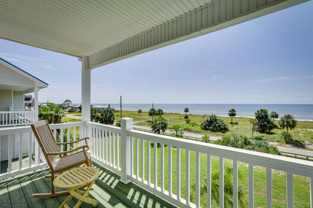 een veranda met een stoel en uitzicht op de oceaan bij Florida Abode - Private Beach Access and Ocean Views 