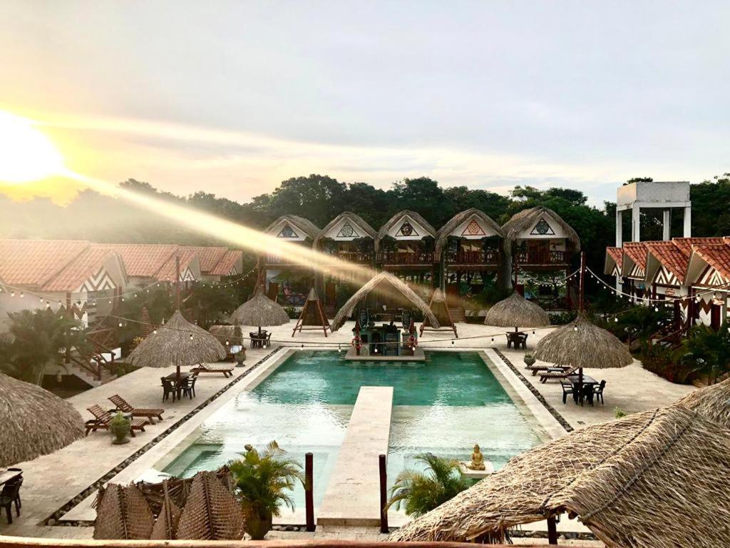 vista para uma piscina num resort em hotel palmares beach em Palomino