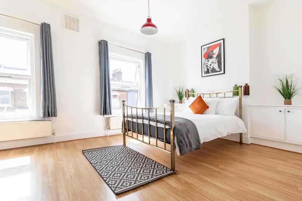 Large, Bright and Spacious 3 Bed Flat in London, London Updated 2023