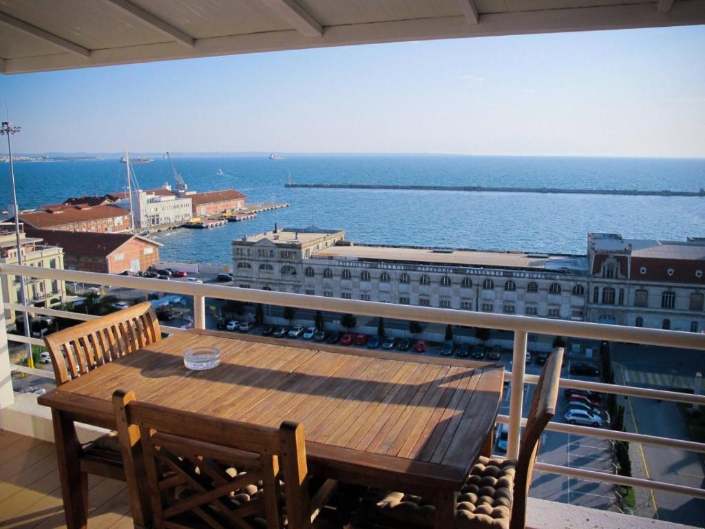 einen Balkon mit einem Tisch und Meerblick in der Unterkunft cloud9-skg in Thessaloniki