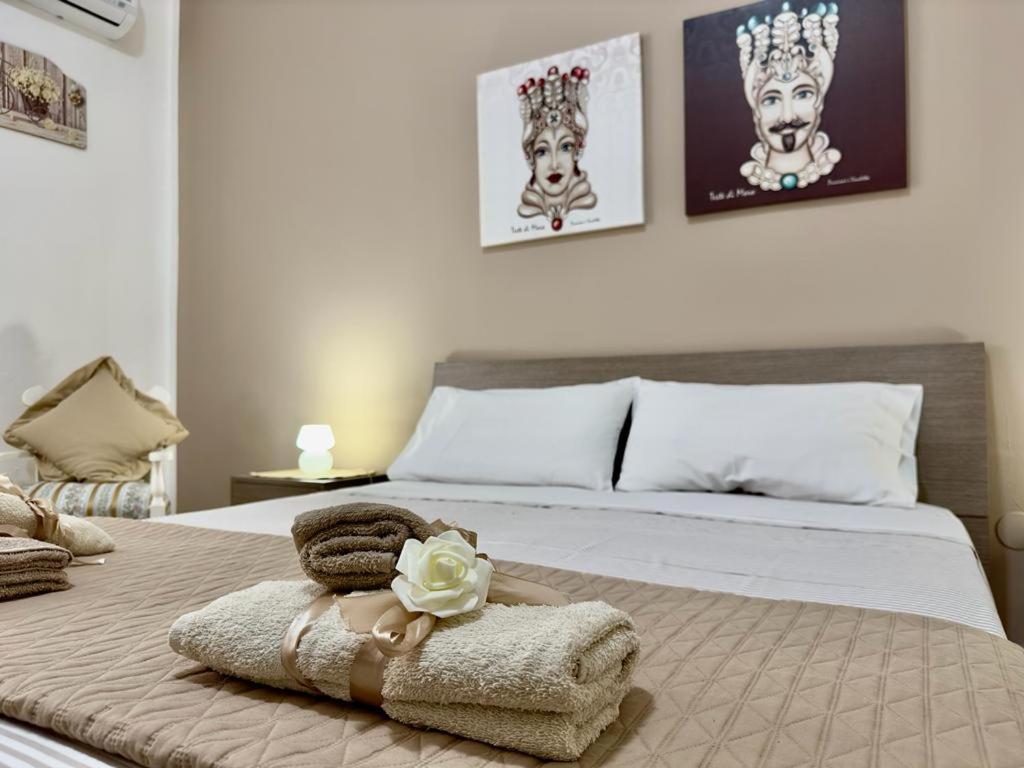 ein Schlafzimmer mit einem Bett mit Handtüchern darauf in der Unterkunft Da Turiddu - Aeroporto Falcone Borsellino in Cinisi