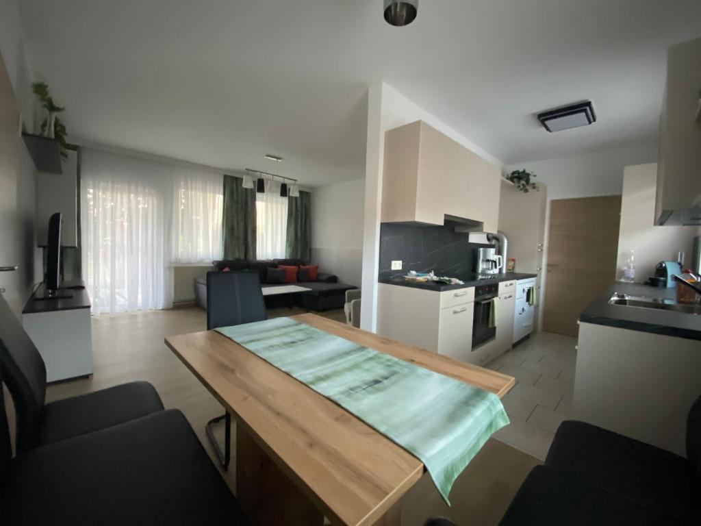 eine Küche und ein Wohnzimmer mit einem Tisch im Zimmer in der Unterkunft Haus Anton 