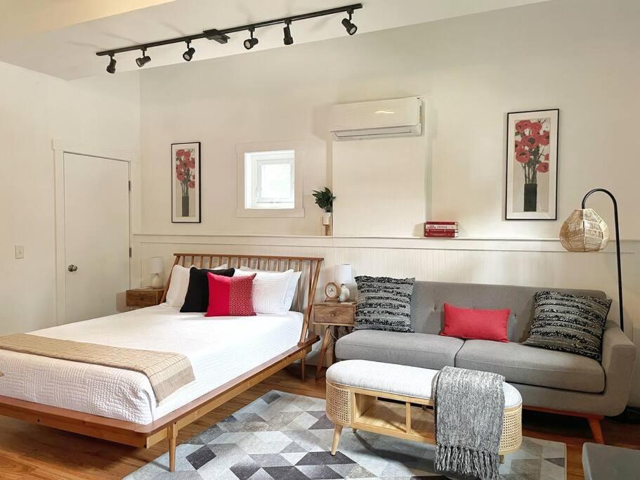 ein Wohnzimmer mit einem Bett und einem Sofa in der Unterkunft L Studio Traverse close to downtown and Beach in Traverse City