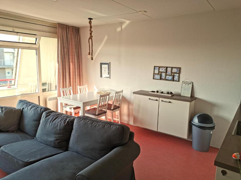 Dünenglück في بورين: غرفة معيشة مع أريكة وطاولة