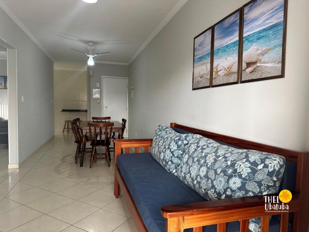 ein Wohnzimmer mit Couch und ein Esszimmer in der Unterkunft Conforto, 2 vagas garag lazer a poucos passos do mar! Apto 306/B, Ana Luiza - Praia Grande in Ubatuba
