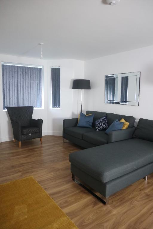 sala de estar con sofá y silla en Park view apartment en Mánchester