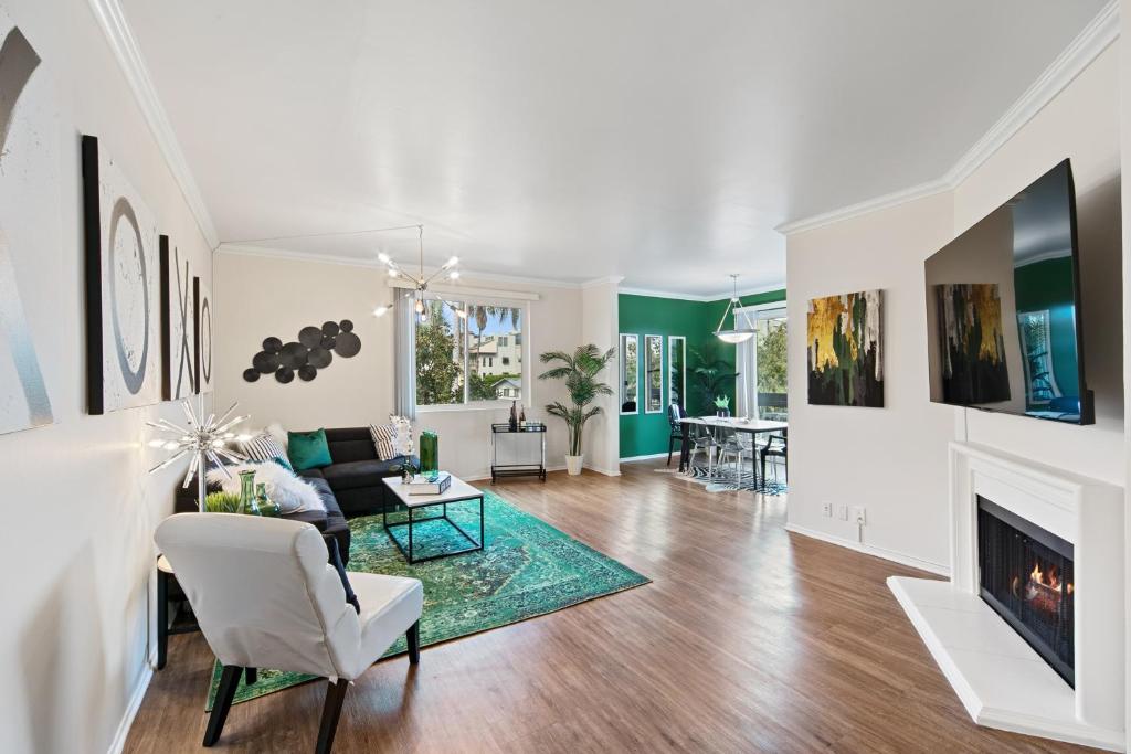 洛杉磯的住宿－Beverly Hills Glamour Oasis 2 BR Apt with Parking 304，带沙发和壁炉的客厅