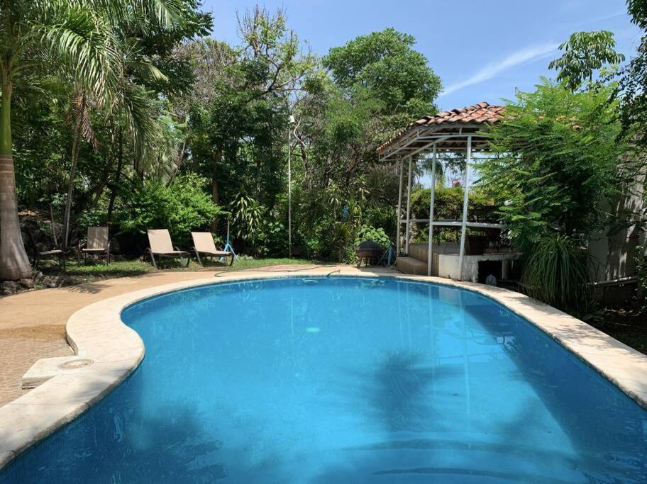 a swimming pool in a yard with a gazebo at Brisas el Valle in Temixco