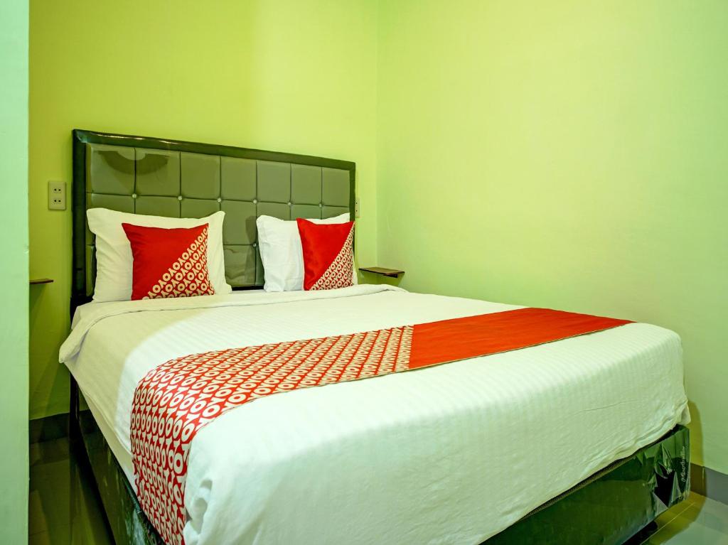 Tempat tidur dalam kamar di OYO 92398 Pudan Residence 2
