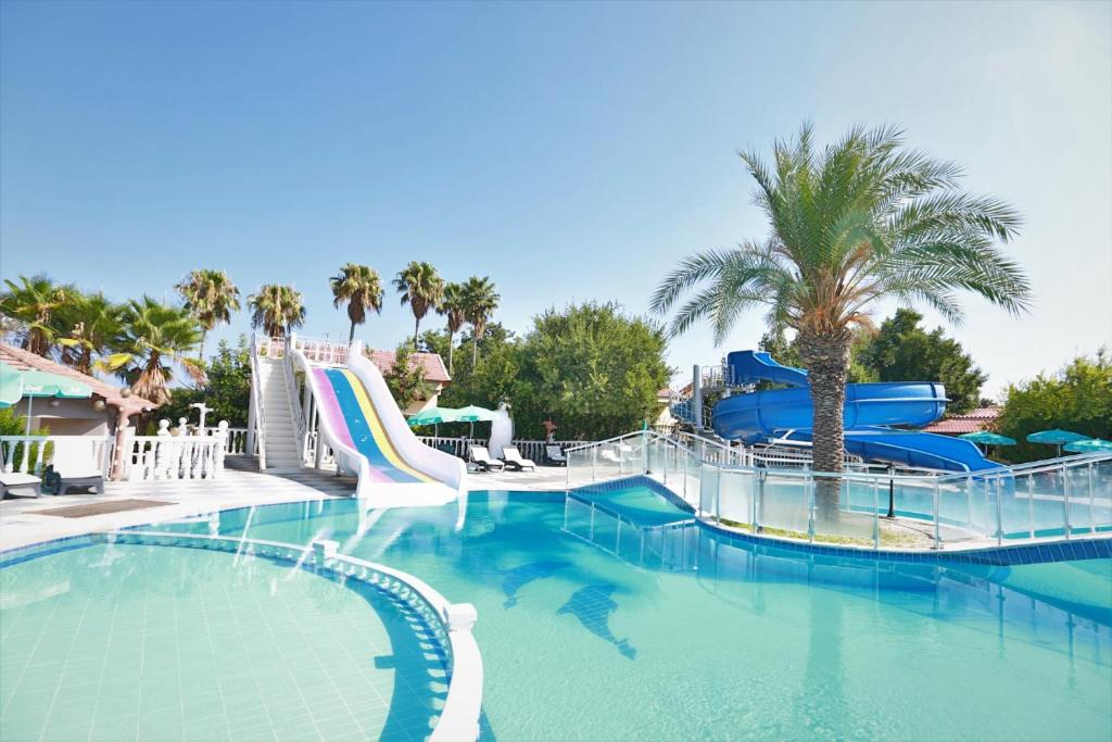 uma grande piscina com escorrega num resort em House w Pool Balcony 5 min to Beach in Kyrenia em Kyrenia