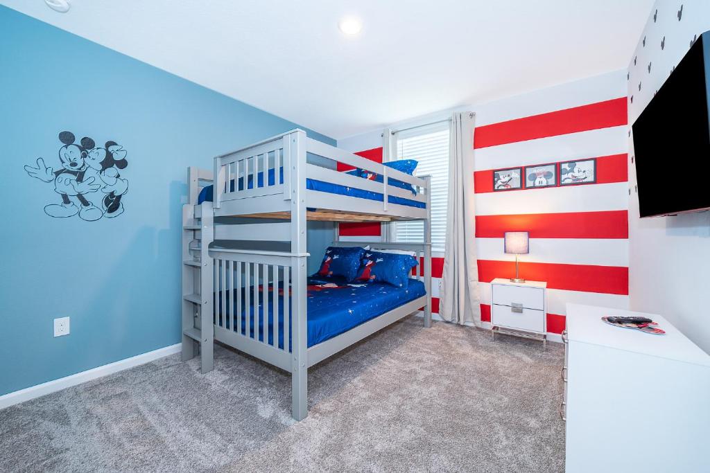 Cette chambre pour garçons comprend des lits superposés. dans l'établissement Lovely Condos 18 Minutes away from Disney!, à Kissimmee