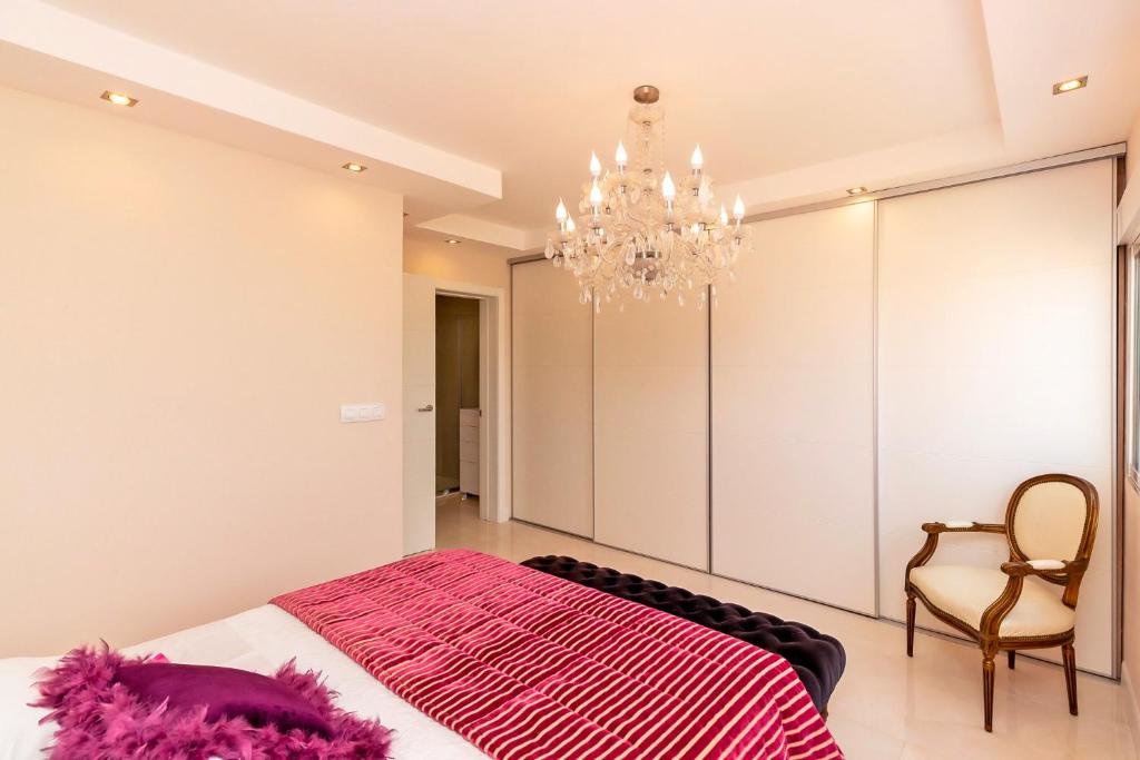 Postel nebo postele na pokoji v ubytování The White Apartment: Luxury, Beach and Design