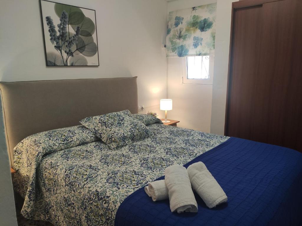1 dormitorio con 1 cama con 2 toallas en Casita La Playa, en Málaga
