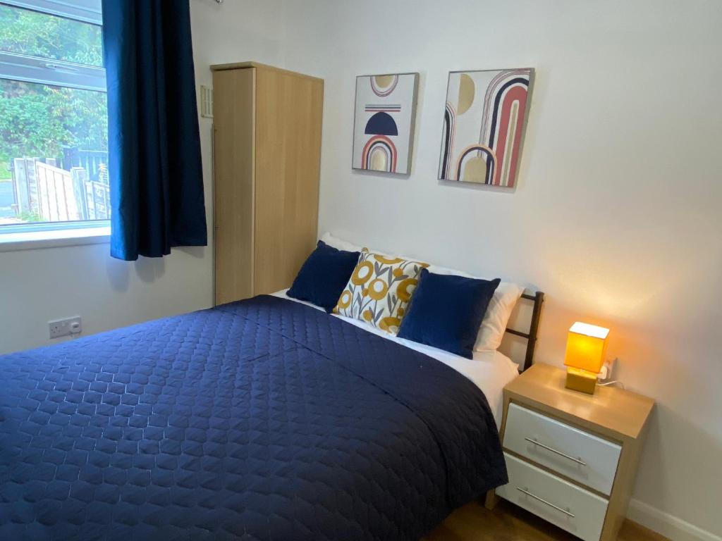 Postel nebo postele na pokoji v ubytování Rooms in Kingsway house, flat TV , free off street parking, Wi-Fi, washing machine etc