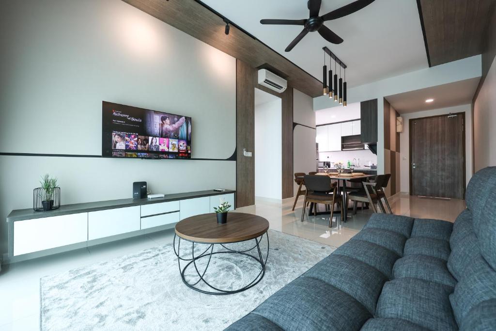uma sala de estar com um sofá e uma mesa em Greenfield Residence, Bandar Sunway by The Comfort Zone em Petaling Jaya