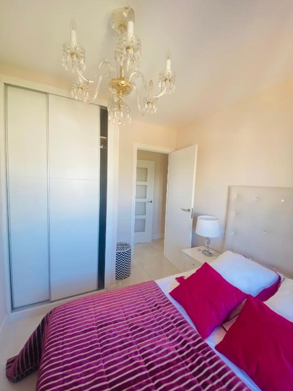 Postel nebo postele na pokoji v ubytování The White Apartment: Luxury, Beach and Design