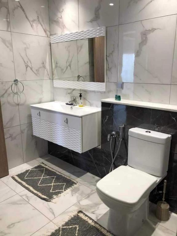 Koupelna v ubytování Super appartement avec 5 piscines en résidence