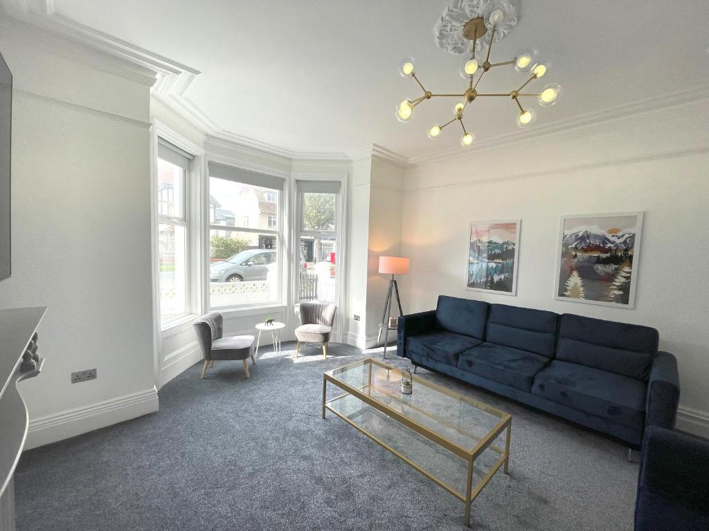 Χώρος καθιστικού στο Wind and Waves Apartment by Seaside Llandudno