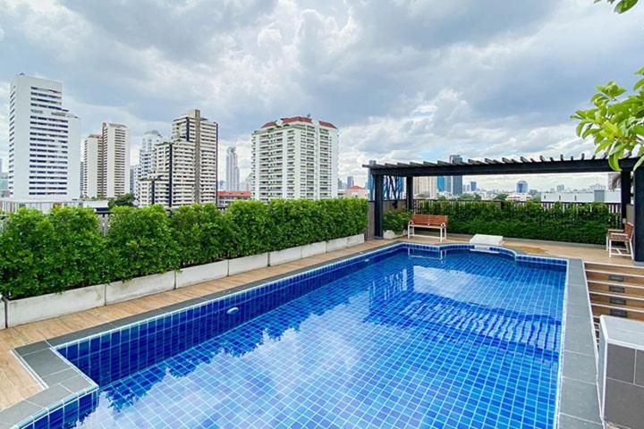 una gran piscina en la parte superior de un edificio en Bangkok Sukhumvit Ekkamai Thonglor The ACE en Bangkok