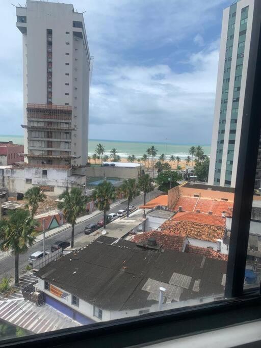 uma vista a partir de uma janela de uma cidade com edifícios em Excelente FLAT/PRAIA PINA no Recife