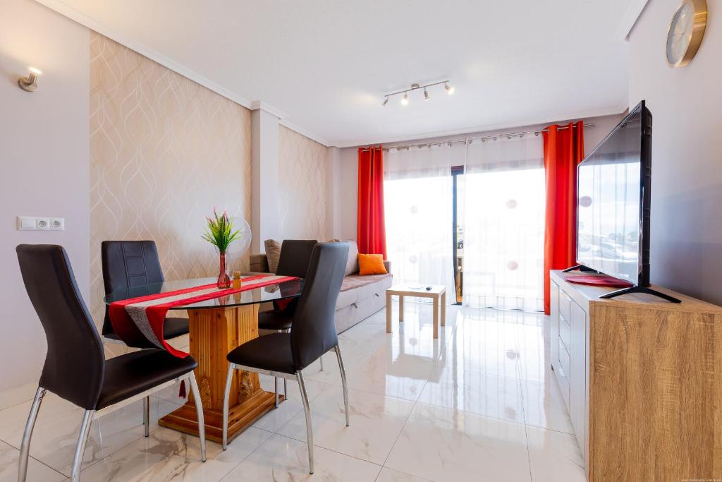 een eetkamer met een tafel en stoelen bij Beautiful, quiet apartment with heated pool AP236 in San Miguel de Abona