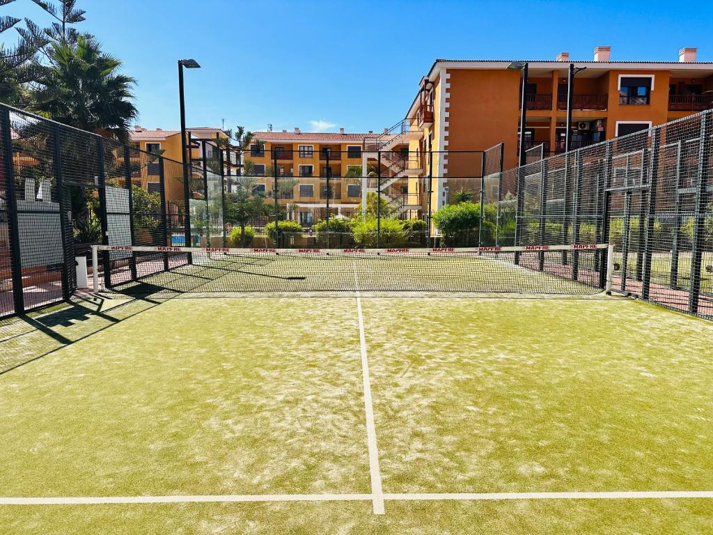Tenis alebo squash v ubytovaní Family apartment GRAND alebo jeho okolí
