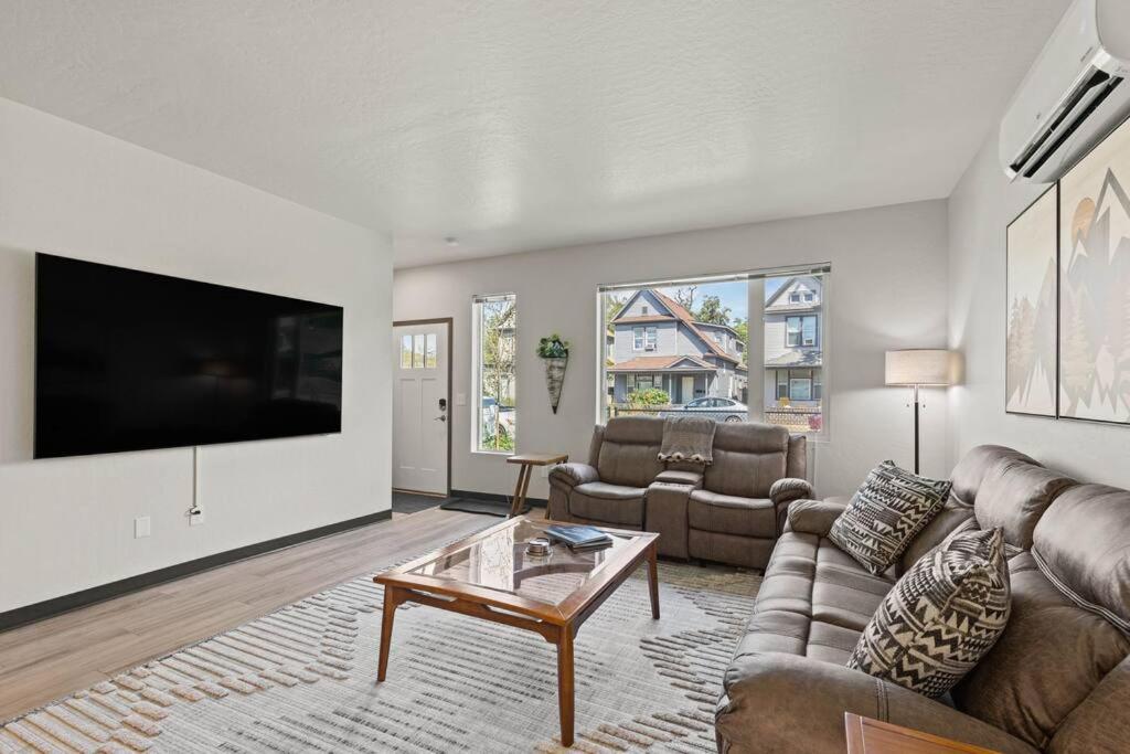Posezení v ubytování Brand New 3BD 2 5BTH Triplex Unit Near Downtown