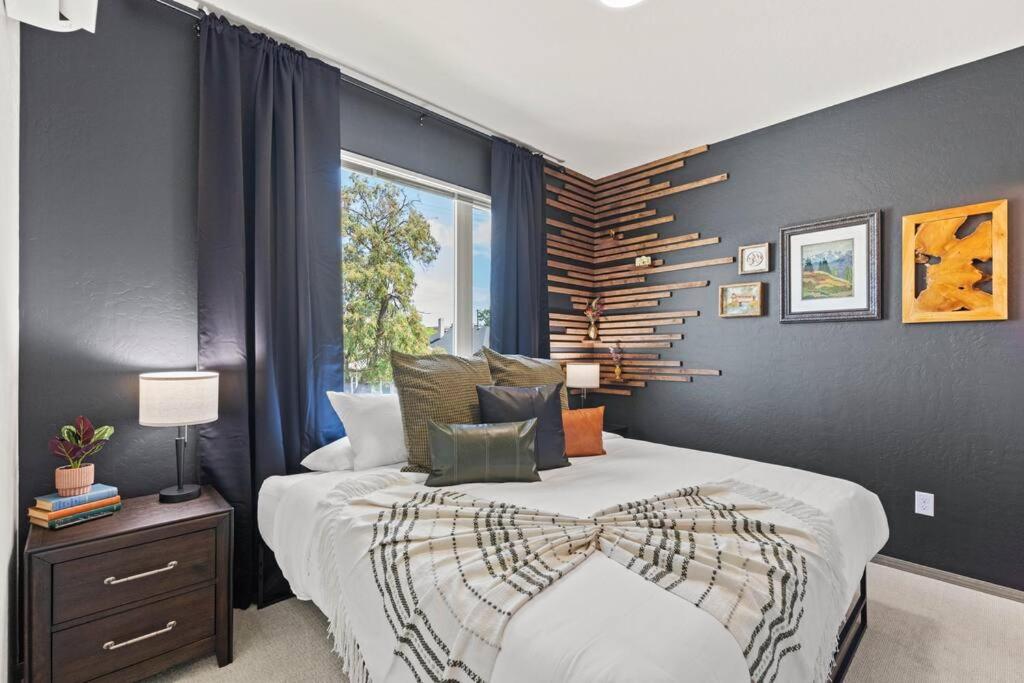 Posezení v ubytování Brand New 3BD 2 5BTH Triplex Unit Near Downtown