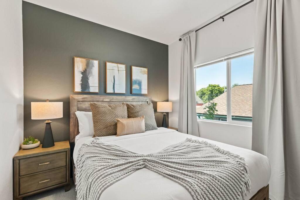 Postel nebo postele na pokoji v ubytování Brand New 3BD 2 5BTH Triplex Unit Near Downtown