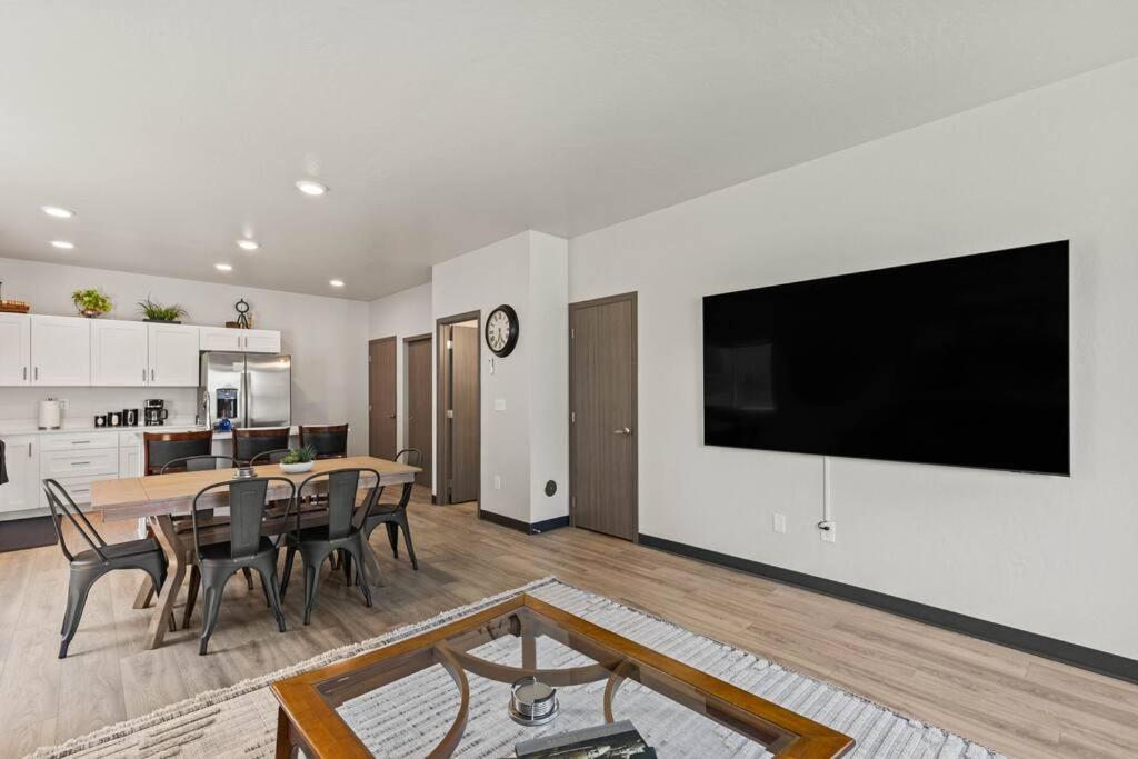 TV a/nebo společenská místnost v ubytování Brand New 3BD 2 5BTH Triplex Unit Near Downtown