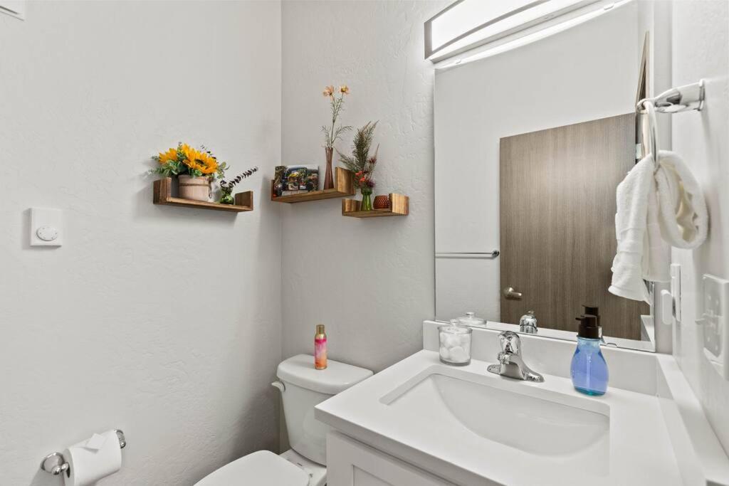Koupelna v ubytování Brand New 3BD 2 5BTH Triplex Unit Near Downtown