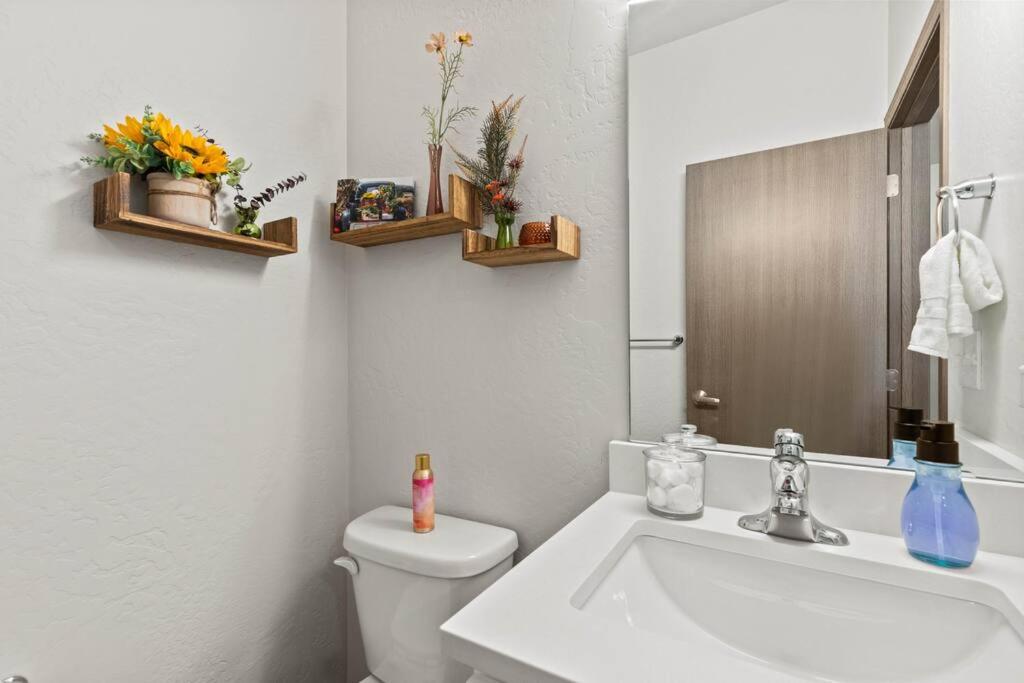 Koupelna v ubytování Brand New 3BD 2 5BTH Triplex Unit Near Downtown