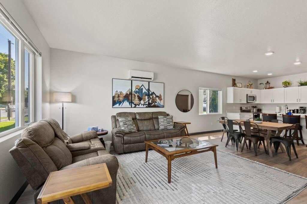 Posezení v ubytování Brand New 3BD 2 5BTH Triplex Unit Near Downtown