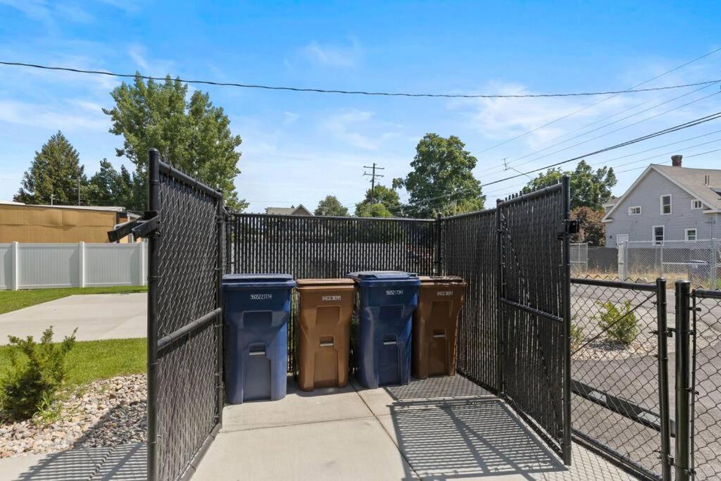 Fotografie z fotogalerie ubytování Brand New 3BD 2 5BTH Triplex Unit Near Downtown v destinaci Spokane