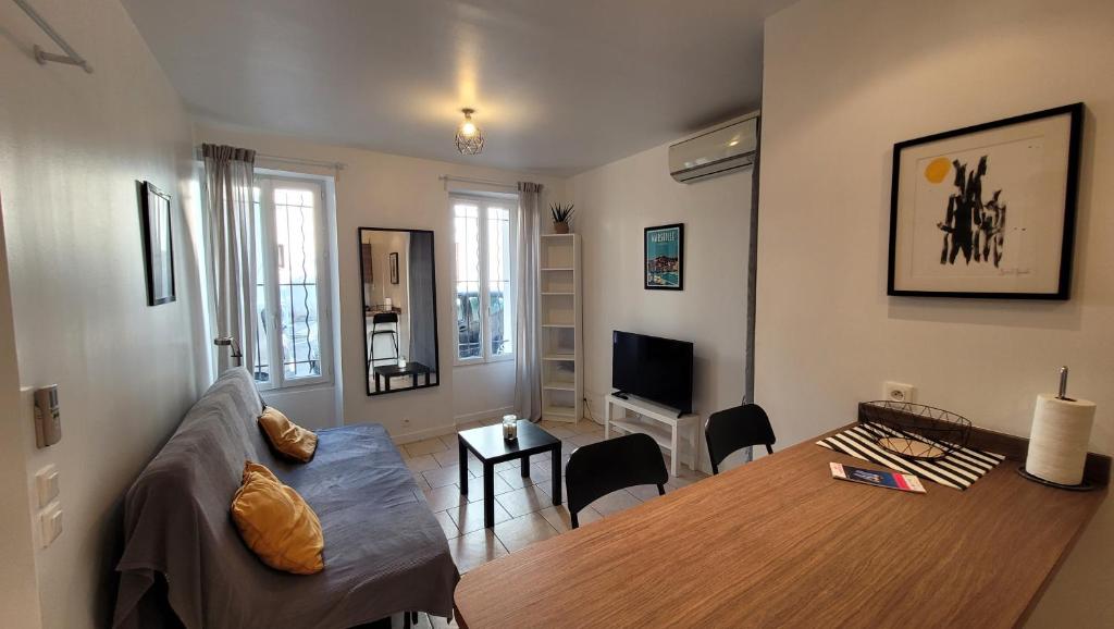 - un salon avec un canapé et une table dans l'établissement Studio, calme - proche plage Catalans - Clim, à Marseille