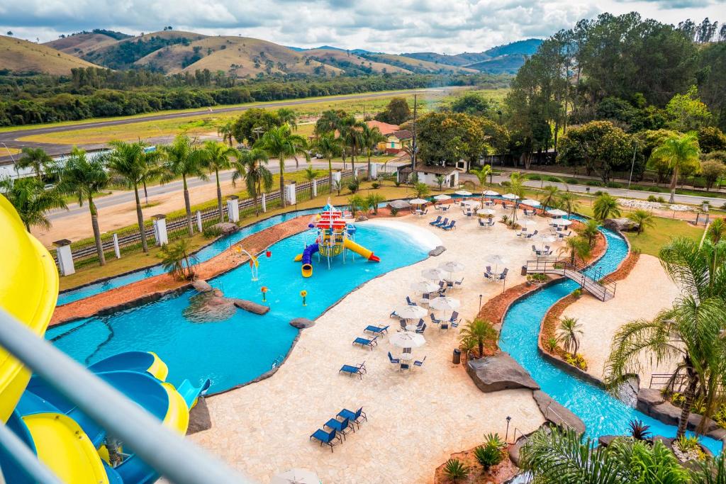 una vista aérea de un parque acuático en Hotel Fazenda Ramon, en São Lourenço