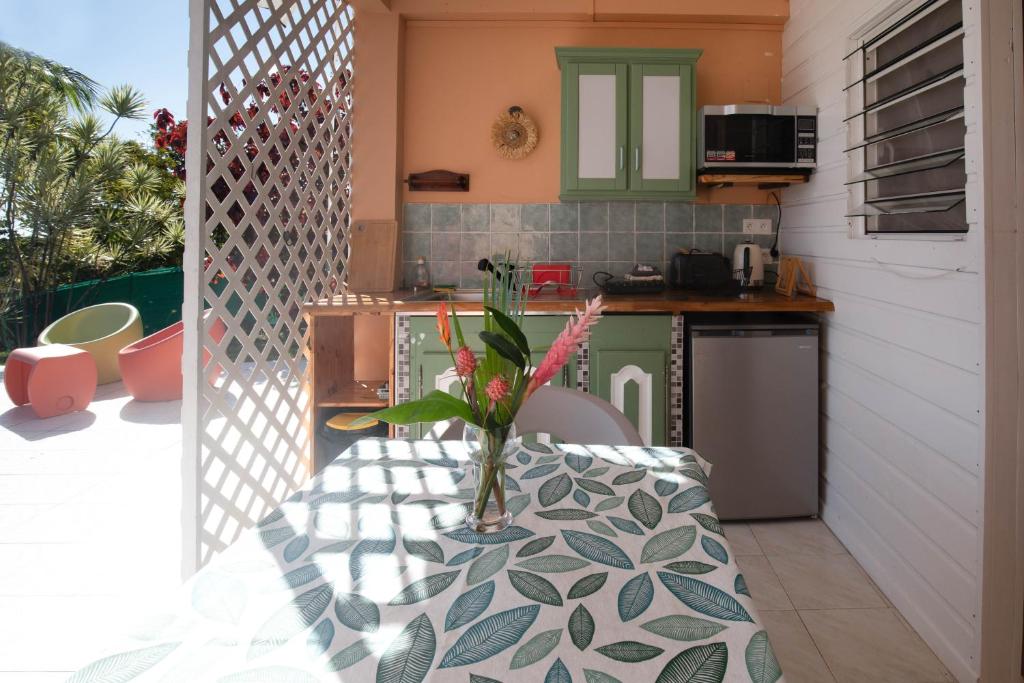 Kuchyň nebo kuchyňský kout v ubytování Villa Sable et Colibris