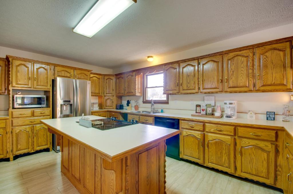 eine Küche mit Holzschränken und einer weißen Arbeitsplatte in der Unterkunft Waynesville Vacation Rental about 5 Mi to Downtown in Waynesville
