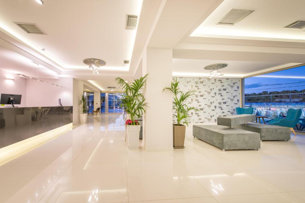 TV a/nebo společenská místnost v ubytování Azure Resort & Spa