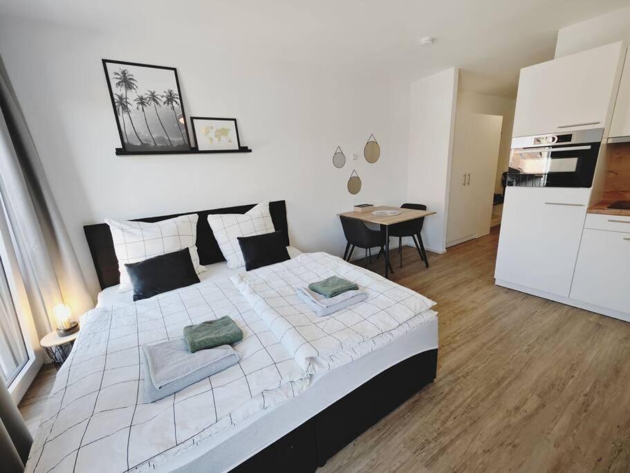 CASA PALMS Zentral-Outlet-SmartTV-Aufzug-Stylisch-Unique tesisinde bir odada yatak veya yataklar