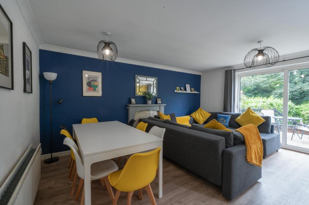sala de estar con sofá y mesa en Spacious 5-bedroom home perfect for large groups en Polesworth