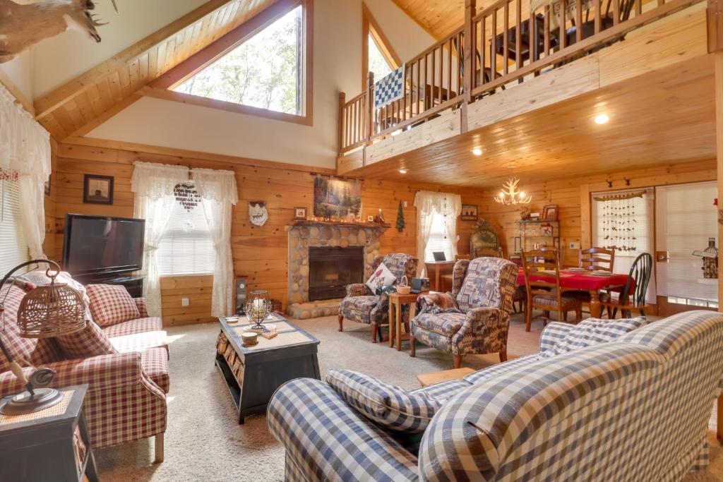 een woonkamer met banken en een open haard in een huisje bij Virginia Mountain Cabin with Decks and Fireplaces 