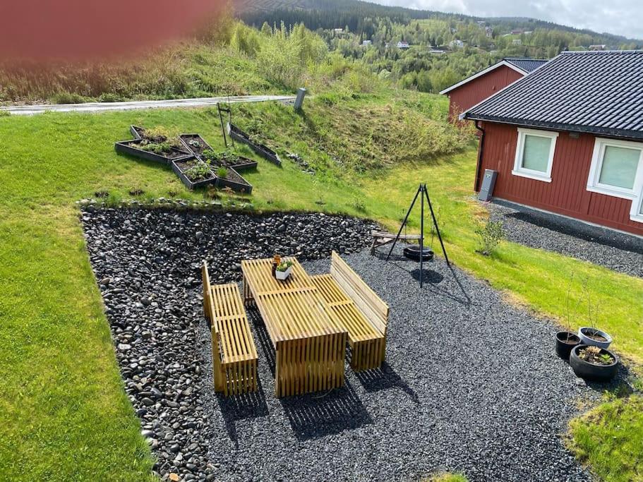 uma vista superior de uma mesa de piquenique num quintal em Charming apartment in Meråker em Meråker